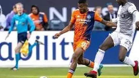 “波鸿与法兰克福赛事因观众横幅遮挡安全通道导致开场延迟”